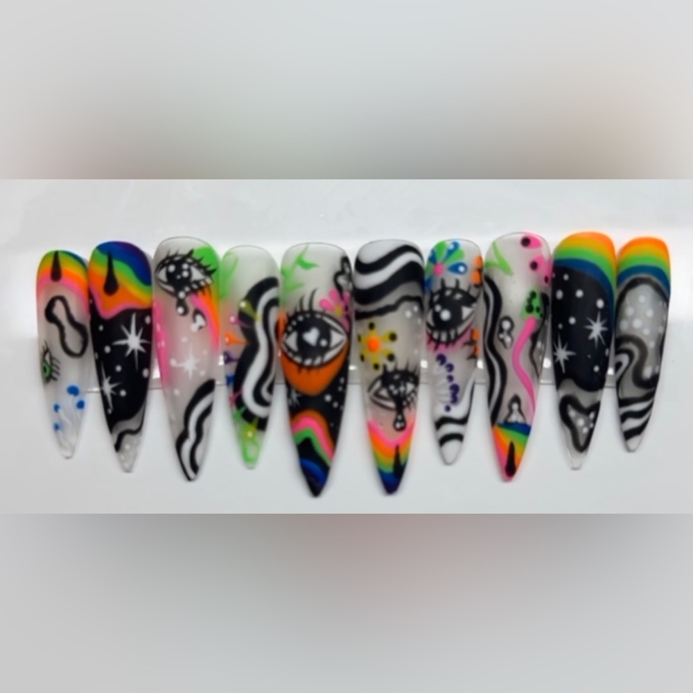 Trippy press on nails